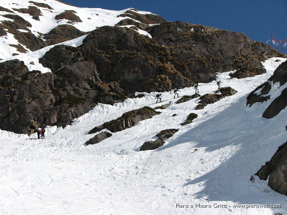 51 Scialpinisti di Premana nel ripido canalino.jpg
